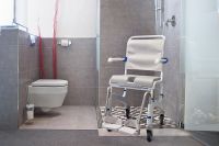 Aquatec Ocean Dusch- und Toilettenrollstuhl